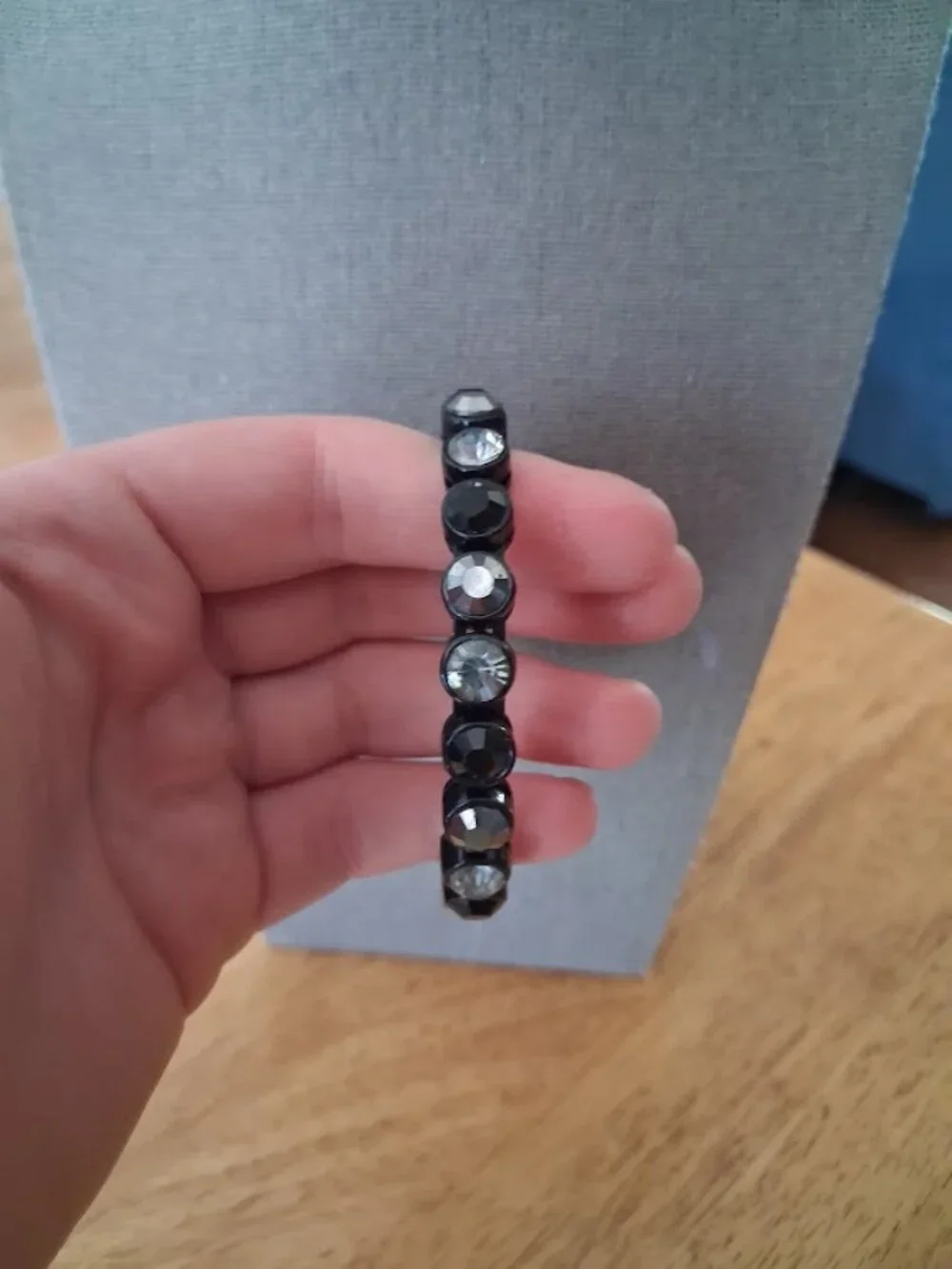 Openable bangle bracelet